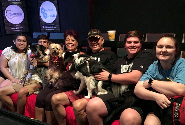 В Техасе, США, открылся кинотеатр для собачников