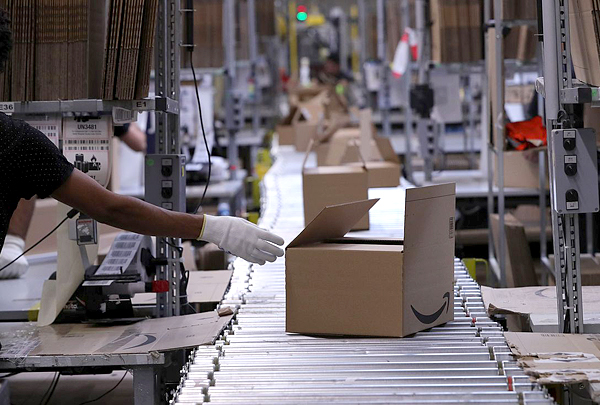 Bloomberg рассказал, как Amazon контролирует продавцов
