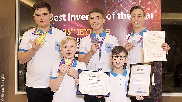 Юный россиянин получил в Джакарте золотую медаль за игрушку для кошки