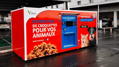 Французский супермаркет установил автомат для продажи корма на парковке