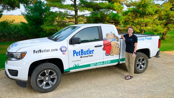 Компания Pet Butler предлагает услуги очистки территории от собачьих экскрементов
